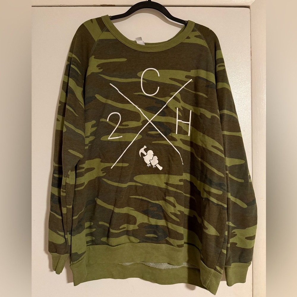Two Chicks & a Hammer Camo Crew Neck Logo Sweatshirt in XXL
